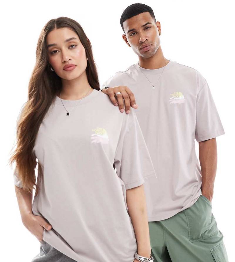 The North Face - Mountain View - Oversize-T-Shirt in Hellgrau mit Rückenprint, exklusiv bei ASOS von The North Face