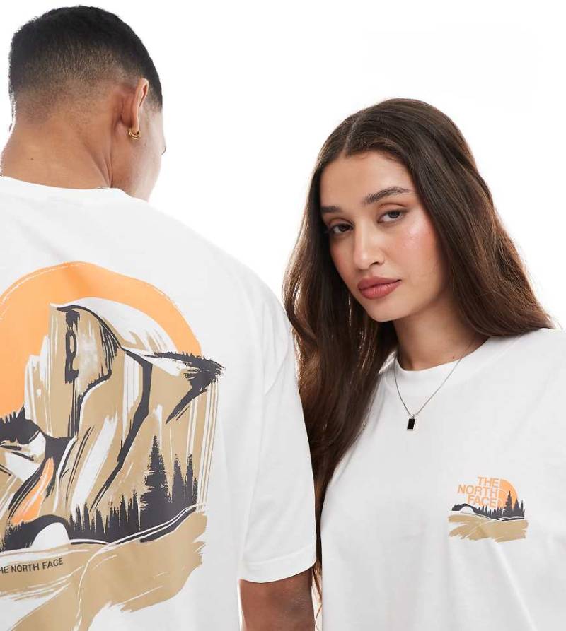 The North Face - Oversize-T-Shirt in Weiß mit Berg-Rückenprint, exklusiv bei ASOS von The North Face