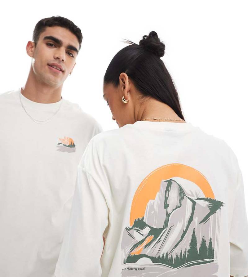 The North Face - Oversize-T-Shirt in Wollweiß mit Bergansicht-Rückenprint, exklusiv bei ASOS von The North Face
