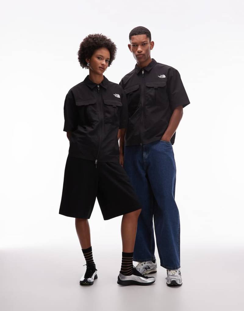 The North Face - Rage - Kurzärmliges Unisex-Hemd in Schwarz mit Reißverschlusstasche von The North Face