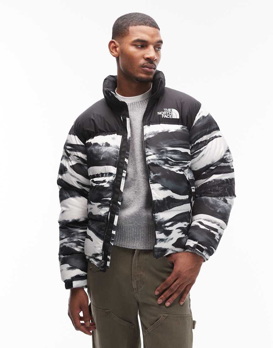 The North Face - Retro Nuptse - Gemusterte Daunen-Pufferjacke in Schwarz und Weiß von The North Face