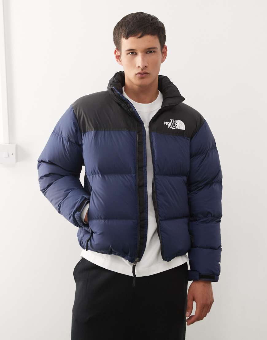 The North Face - Retro Nuptse - Gesteppte Daunenjacke in Marineblau The North Face - Retro Nuptse - Gesteppte Daunenjacke in Marineblau von The North Face