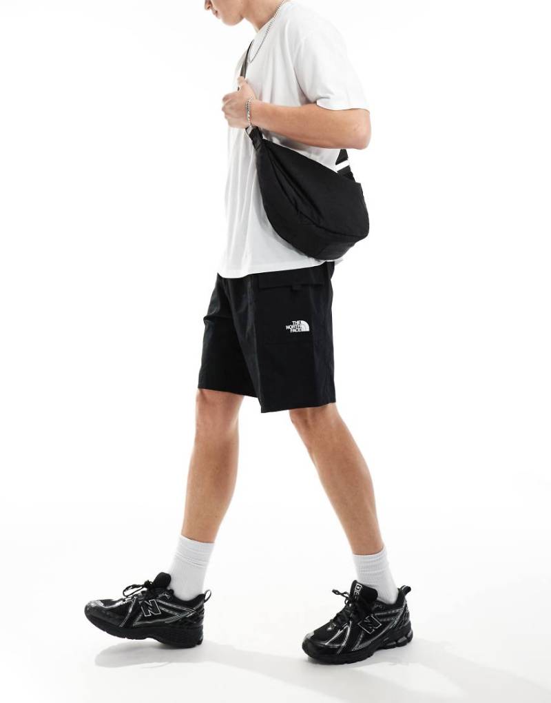 The North Face - Shorts in Schwarz mit Logo-Tasche von The North Face
