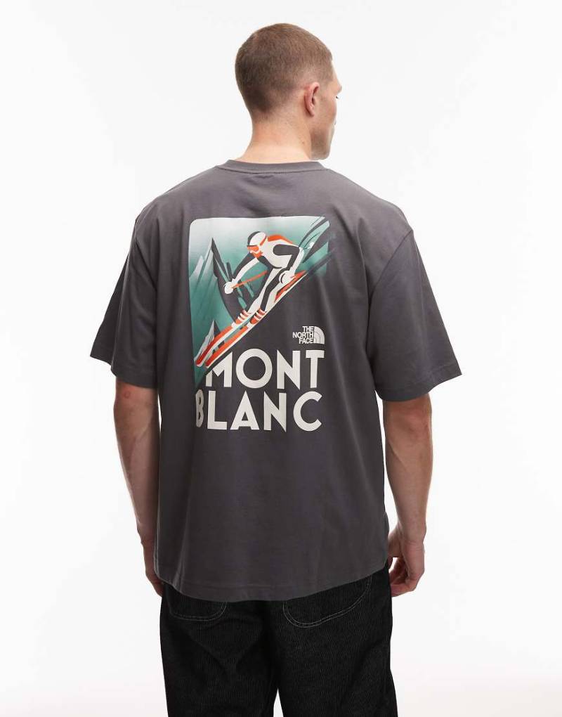 The North Face - Straight Lining - Oversize-T-Shirt in Grau mit Rückenprint von The North Face