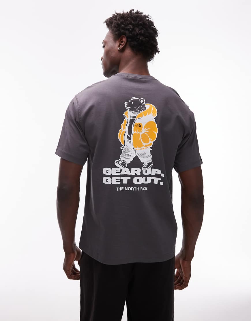 The North Face - Street Bear - T-Shirt in gedecktem Grau mit Rückenprint The North Face - Street Bear - T-Shirt in gedecktem Grau mit Rückenprint von The North Face