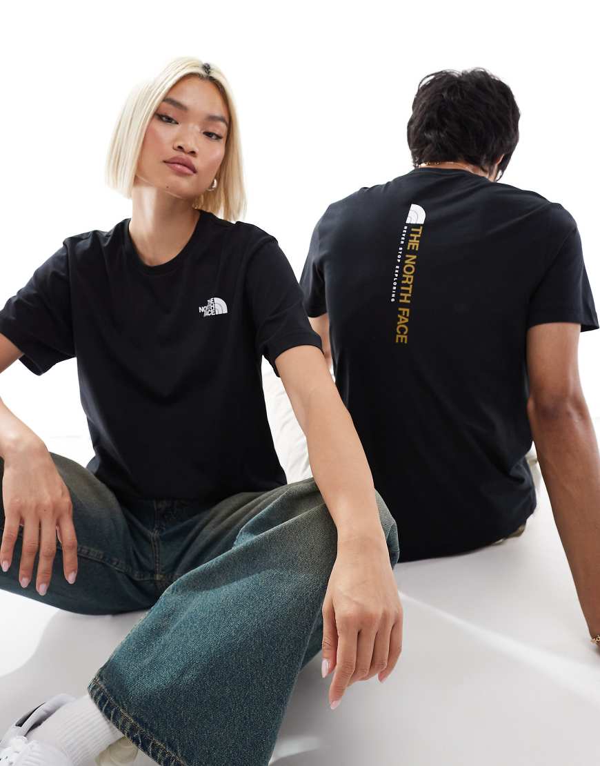 The North Face - T-Shirt in Schwarz mit vertikalem Logoprint am Rücken von The North Face