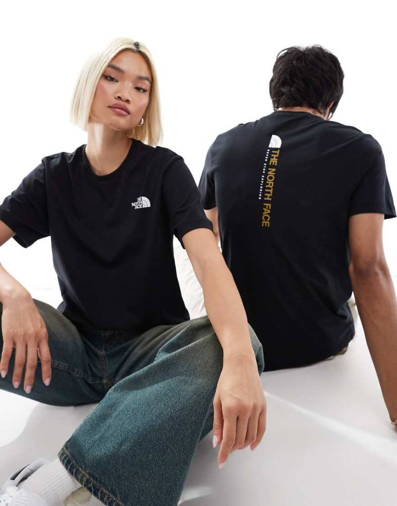 The North Face - T-Shirt in Schwarz mit vertikalem Logoprint am Rücken von The North Face