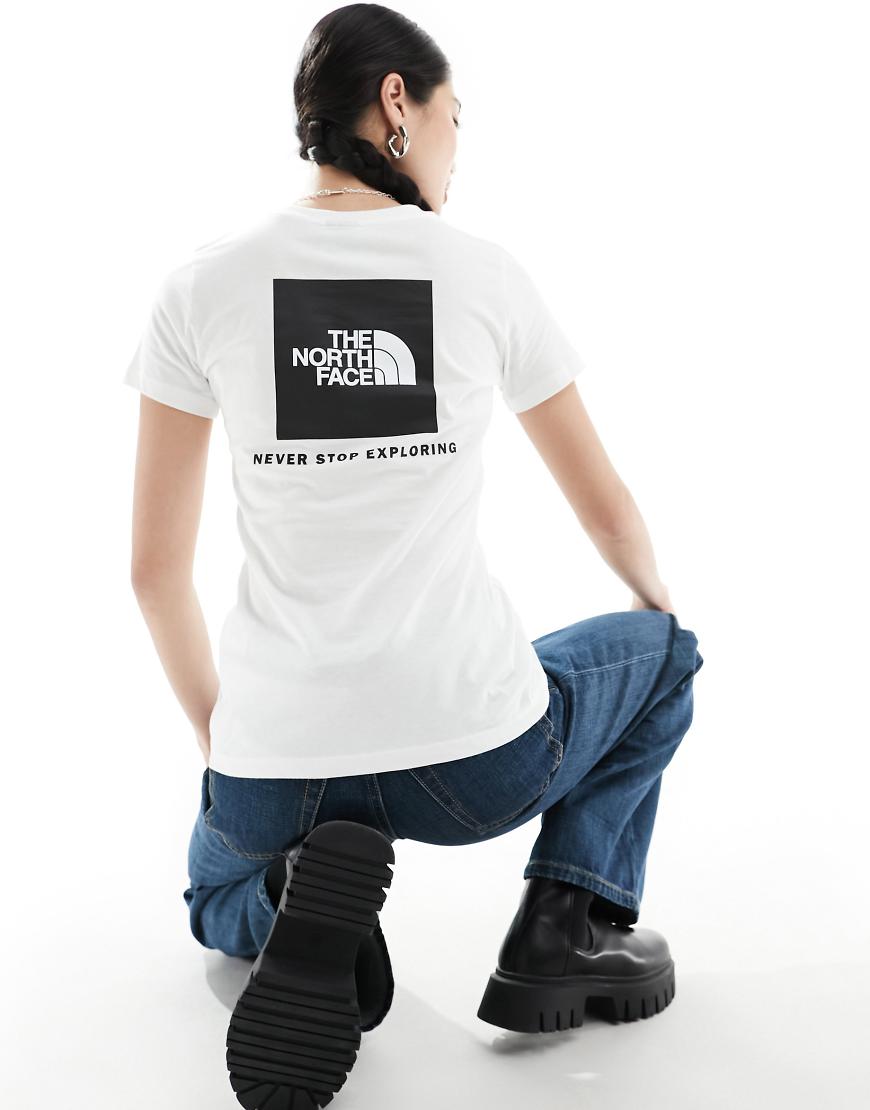 The North Face - T-Shirt in Weiß mit rotem Boxlogo am Rücken The North Face - T-Shirt in Weiß mit rotem Boxlogo am Rücken von The North Face