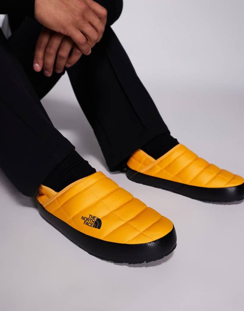 The North Face - Thermoball Traction - Mules in Gipfelgold-Goldfarben von The North Face