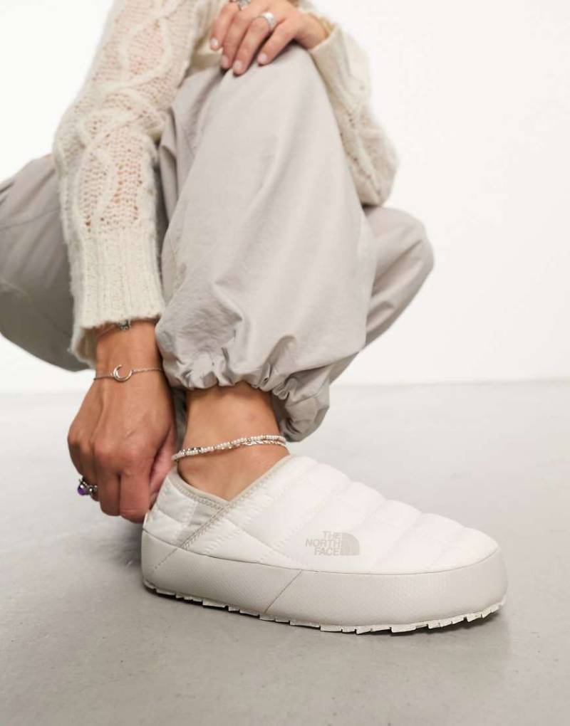 The North Face - Thermoball Traction V - Isolierende Mules in Cremeweiß von The North Face