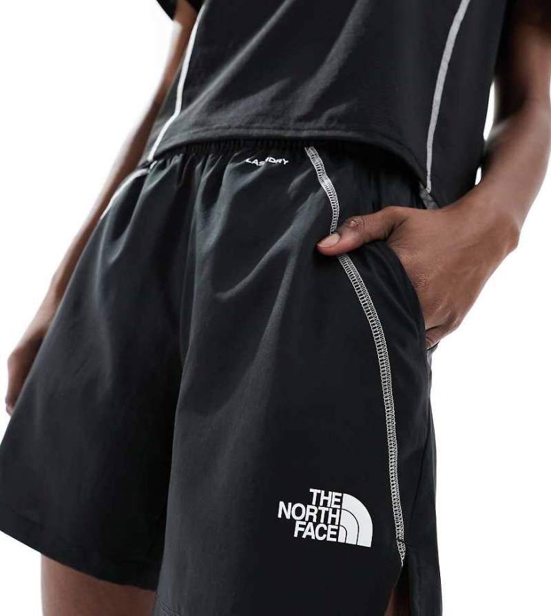 The North Face Training - Hakuun - Webstoff-Shorts in Schwarz mit Konturnaht von The North Face