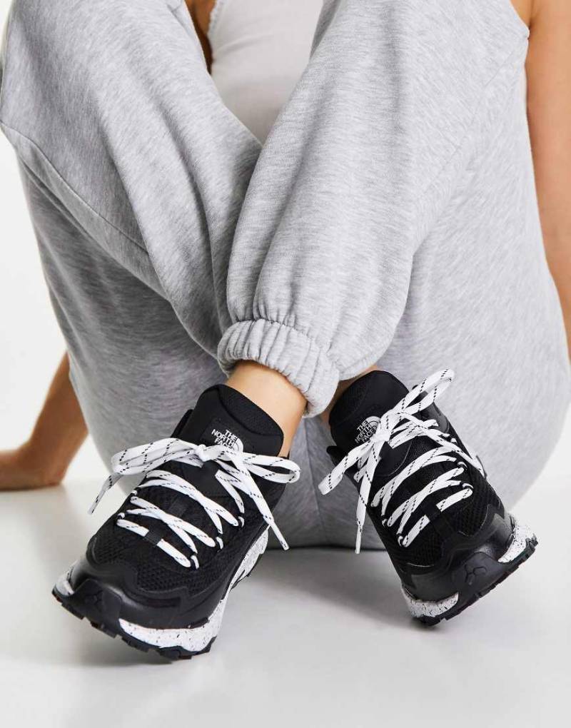 The North Face - Vectiv Taraval - Wander-Sneaker in Schwarz und Weiß von The North Face