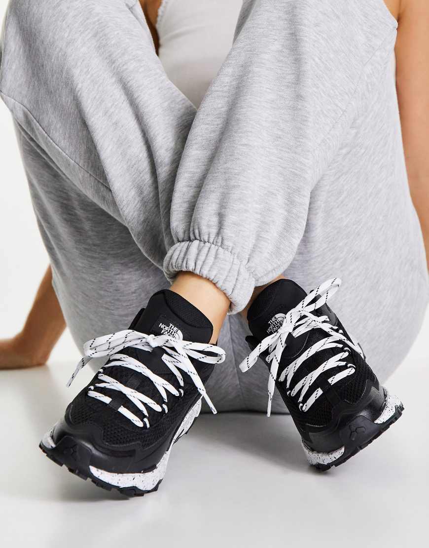 The North Face - Vectiv Taraval - Wander-Sneaker in Schwarz und Weiß von The North Face