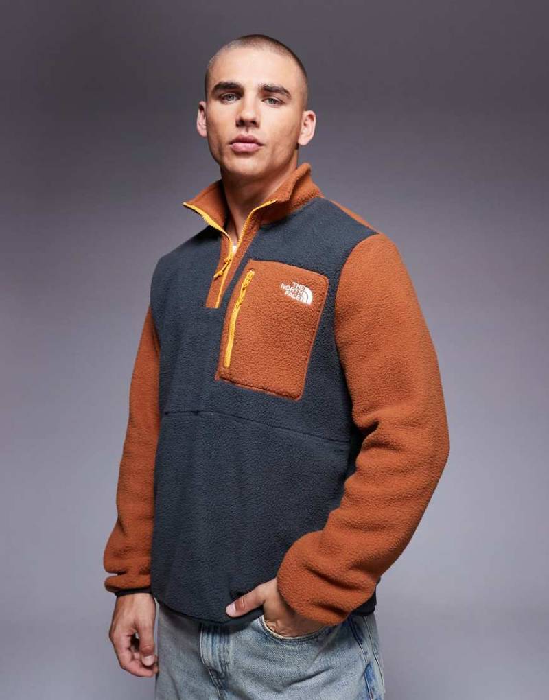 The North Face - Yumiori - Fleece-Sweatshirt in Dunkelgrau mit Colourblock-Design und kurzem Reißverschluss von The North Face