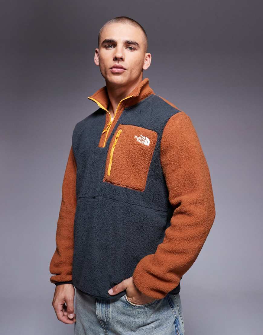 The North Face - Yumiori - Fleece-Sweatshirt in Dunkelgrau mit Colourblock-Design und kurzem Reißverschluss von The North Face
