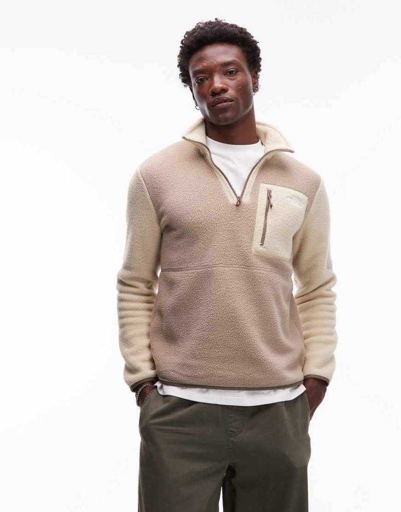 The North Face - Yumiori - Fleece-Sweatshirt in Hellgrau mit Colourblock-Design und kurzem Reißverschluss von The North Face