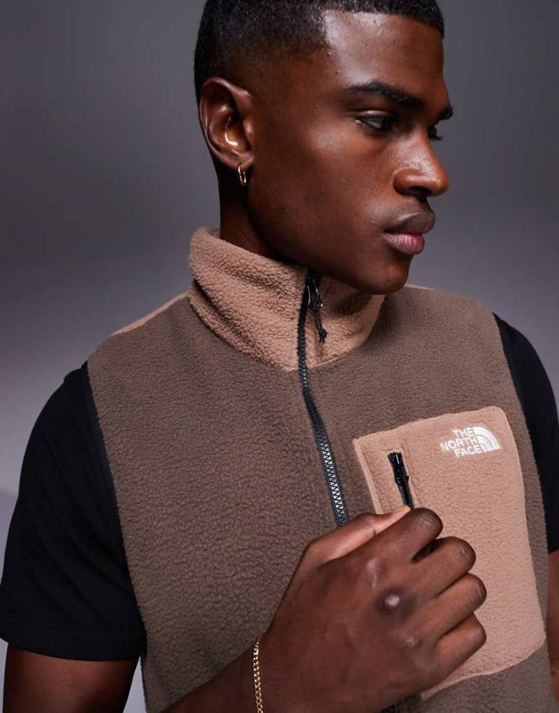 The North Face - Yumiori - Fleece-Weste in Braun mit Reißverschluss von The North Face