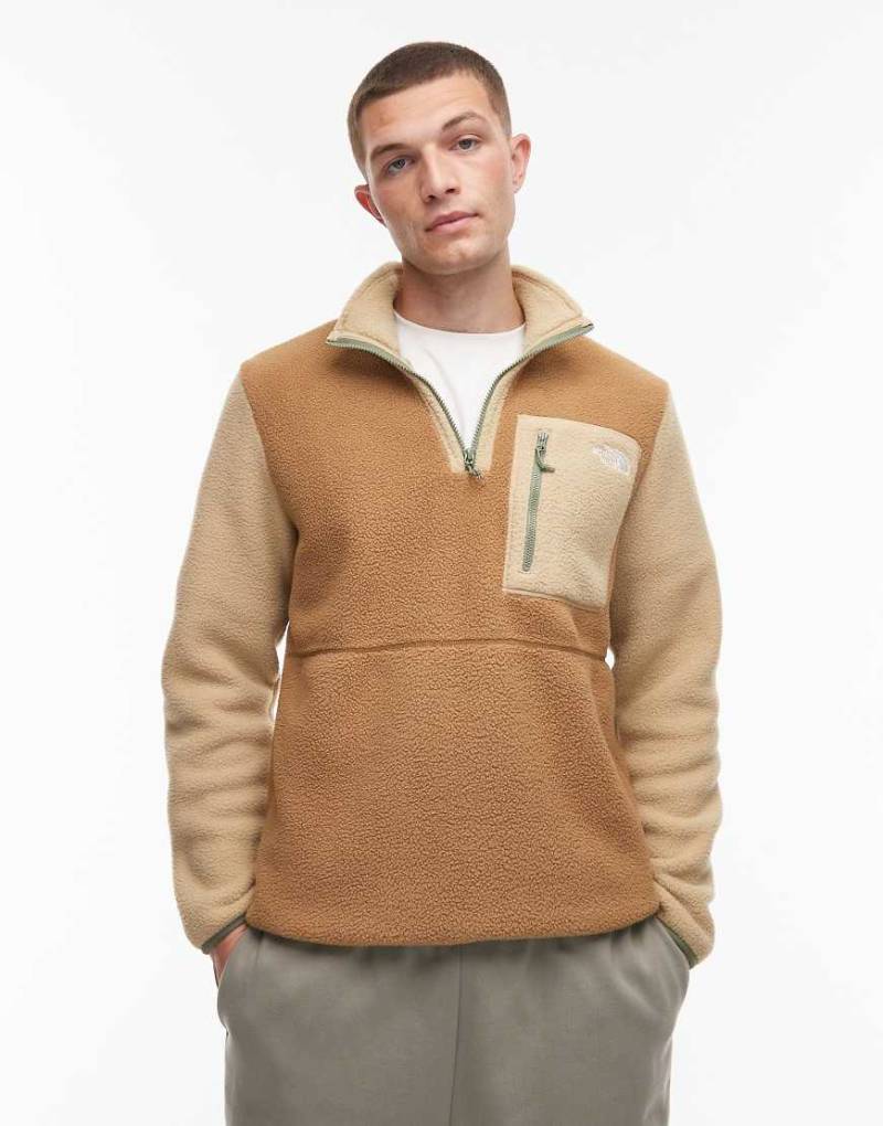 The North Face - Yumiori - Sweatshirt aus Fleece mit braunem Blockfarben-Design und kurzem Reißverschluss-Brown von The North Face