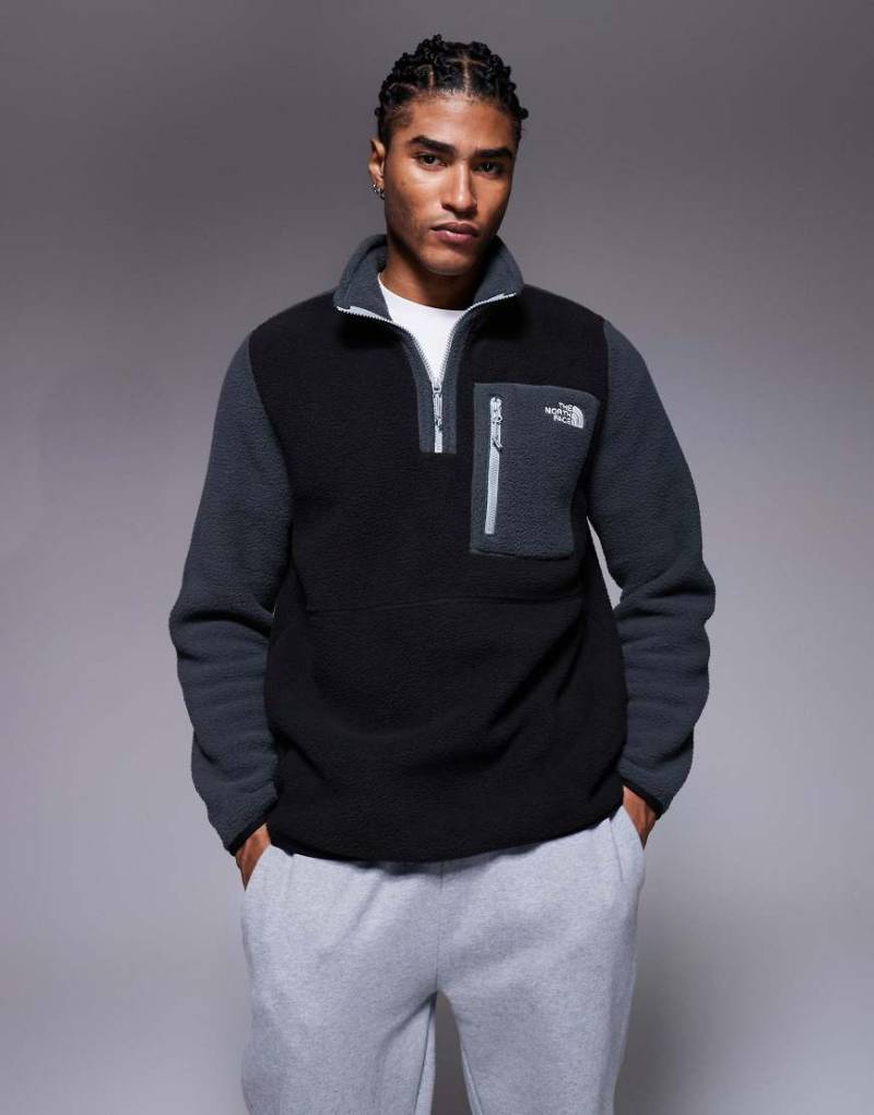 The North Face - Yumiori - Sweatshirt aus Fleece mit schwarzem Blockfarben-Design und kurzem Reißverschluss von The North Face