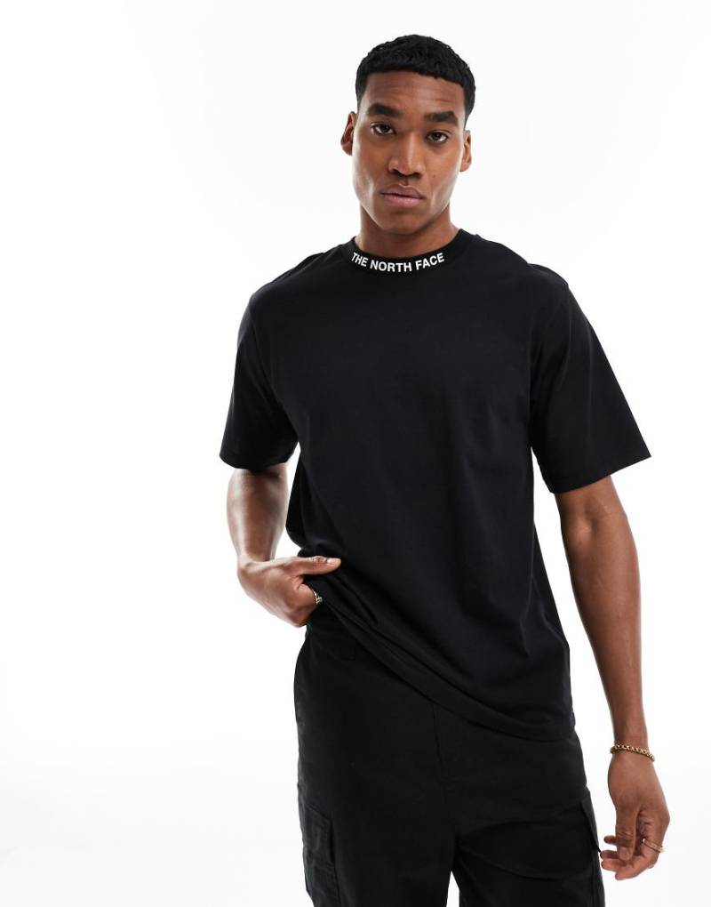 The North Face - Zumu - T-Shirt in Schwarz mit Logostreifen von The North Face