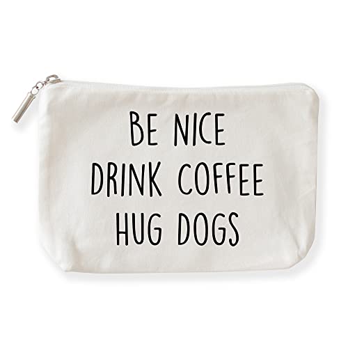 The Pine Trove Hundegeschenke für Hundeliebhaber, Be Nice Drink Coffee Hug Dogs Make-up-Tasche Hund Geschenk für Frauen (Baumwoll-Leinen-Kosmetiktasche, 15,2 x 25,4 x 6,3 cm), Cremeweiß, 6x10 inch von The Pine Trove