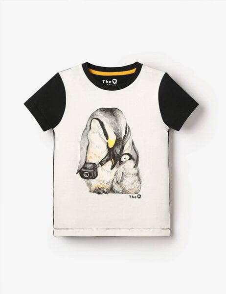 The QT veganes Kinder T-Shirt – Knuddelnde Pinguine von The QT