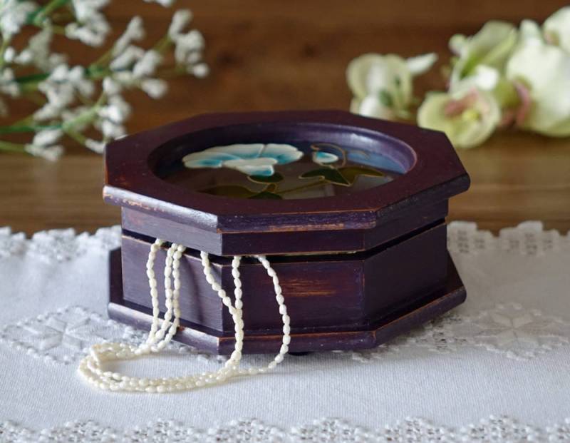 Vintage Box Upcycled Schmuckschatulle Mit Bemaltem Glaseinsatz Deckel Blauer Samt Innenraum Pflaumen Achteckige Trinketbox Handbemalt Vintage Box Upcycled Schmuckschatulle Mit Bemaltem Glaseinsatz Deckel Blauer Samt Innenraum Pflaumen Achteckige Trinketbox Handbemalt von The1608shop