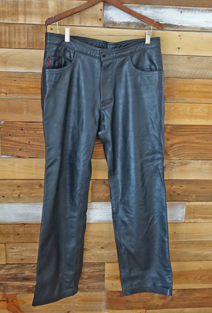 Vintage Herren Lederhose Schwarze Biker Hose Motorrad Herrenhose Größe 34 Vintage Herren Lederhose Schwarze Biker Hose Motorrad Herrenhose Größe 34 von The1608shop