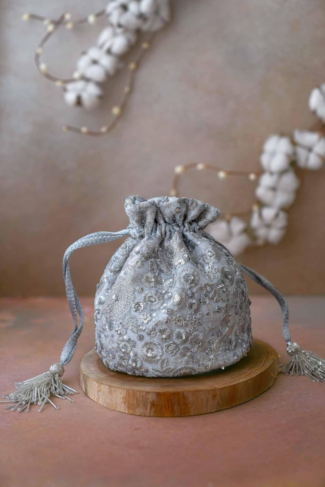 Bella Silber Brauttasche Potli Tasche, Designertasche Und Brautdusche Taschen, Diwali-Geschenk von TheAMYRAStore