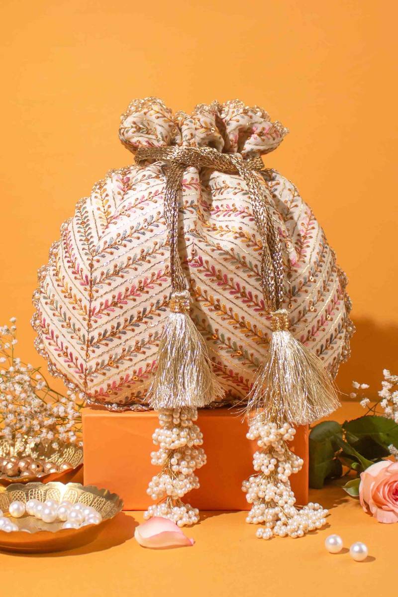 Fiza Bestickt Taschen in Wollweiss, Mit Perlen Und Zari Bestickt, Handgefertigte Taschen, Babyshower Oder Festliche Geschenke Für Sie Ihn von TheAMYRAStore