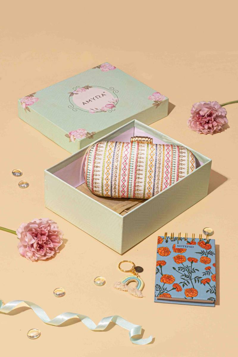 Geschenkkorb - Raha Capsule Clutch Self Care & Rainbow Schlüsselanhänger, Diwali Geschenk, Indisch Festliches Geschenk Box Set, Git Für Sie von TheAMYRAStore