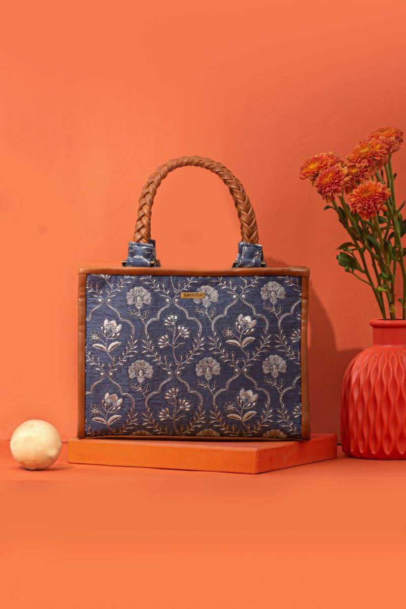 Jharokha Bestickte Handtasche - Hellblau, Handgemachte Tasche Für Frauen, Florale Tasche, Kleine Brunch, Geschenk Frauen von TheAMYRAStore