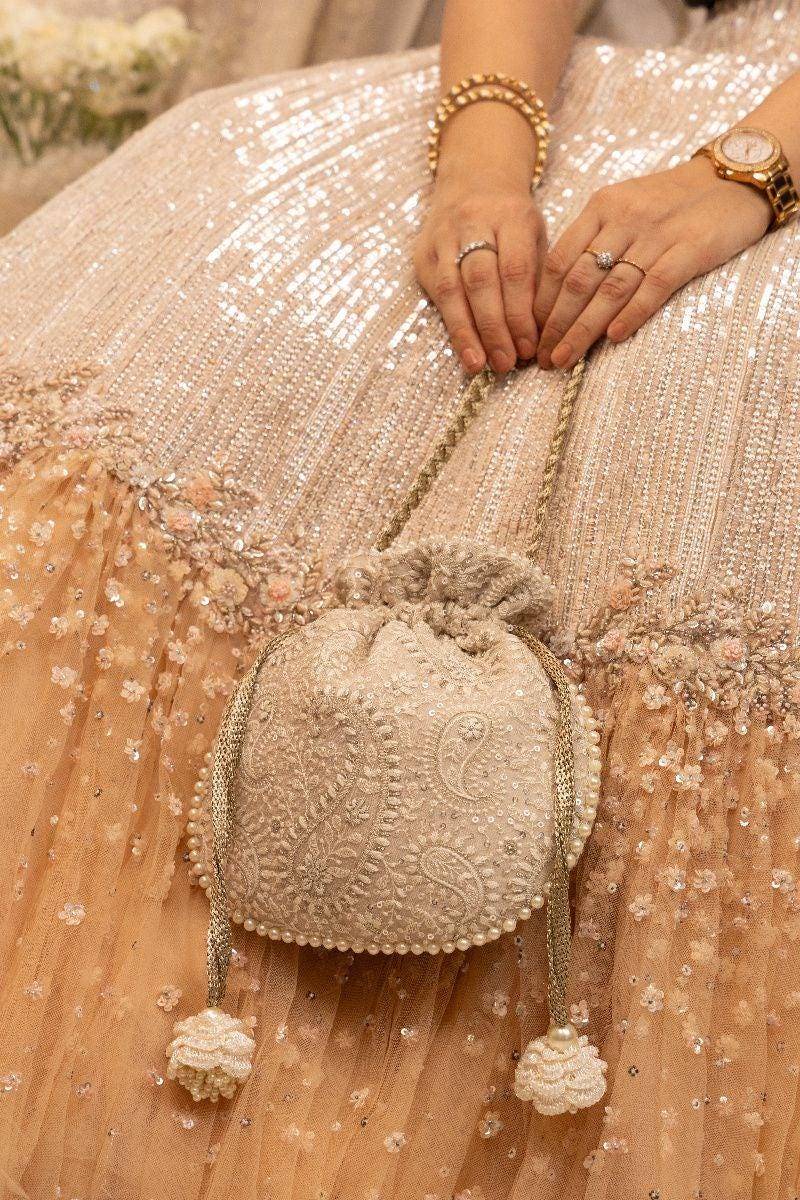 Rhea Threadwork Potli - Grey, Minimal Ethnic Taschen, Exquisit Handgefertigte Geschenke Für Sie von TheAMYRAStore