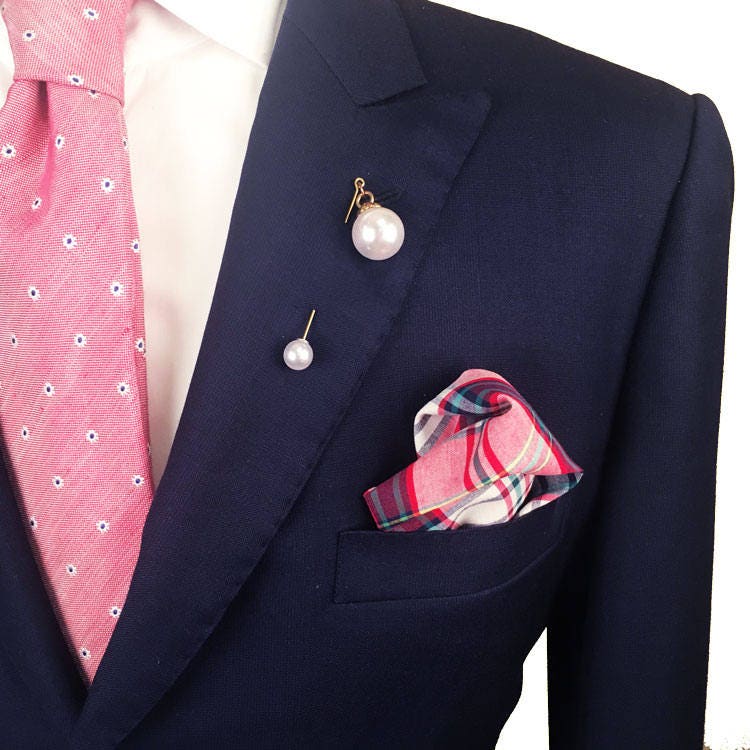 Baumelnde Perle Und Gold Anstecknadel von TheAccessorizedMan