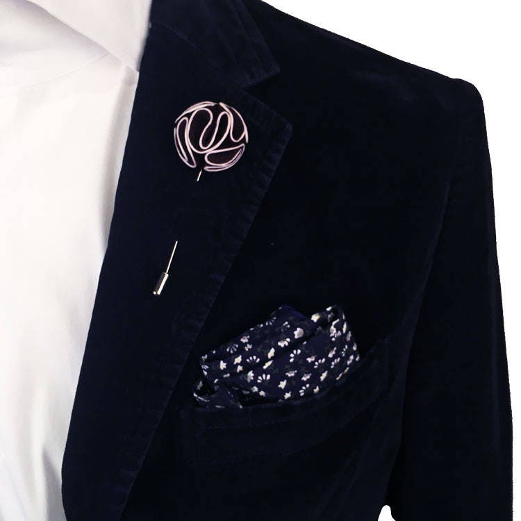 Braun Piped Samt Revers Blume Pin von TheAccessorizedMan