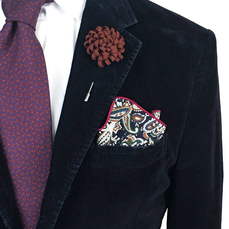 Brauner Loop Filz-Reversblumen-Anstecker von TheAccessorizedMan