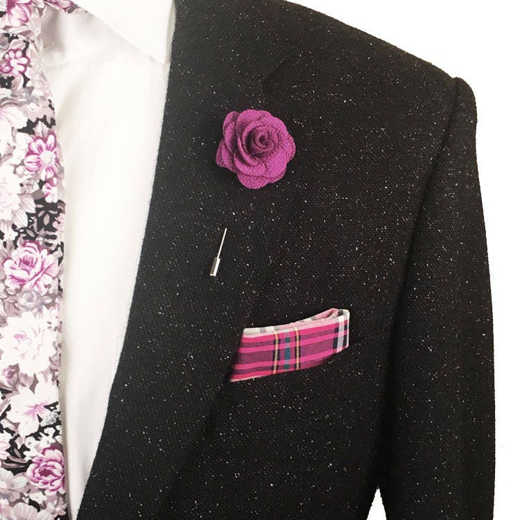Fuchsia Stricken Mikrofaser Revers Blume Pin von TheAccessorizedMan