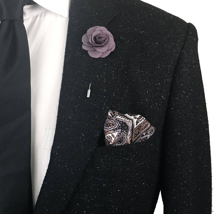 Grau Stricken Mikrofaser Revers Blume Pin von TheAccessorizedMan