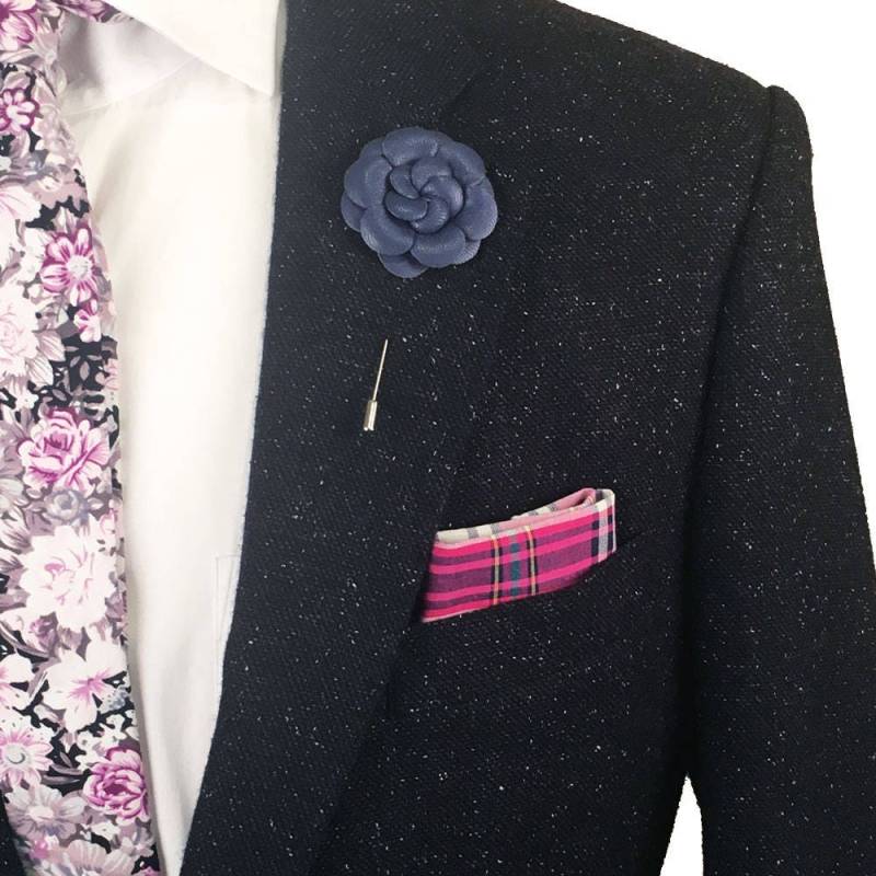 Marine Blau Kunstleder Revers Blume Pin von TheAccessorizedMan