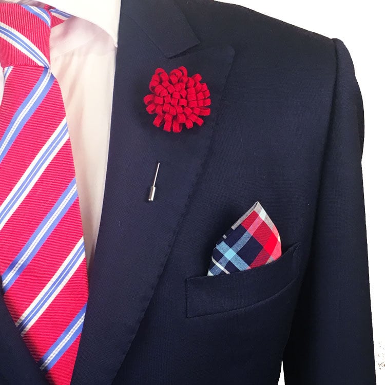 Rote Schleife Filz Revers Blume Pin von TheAccessorizedMan