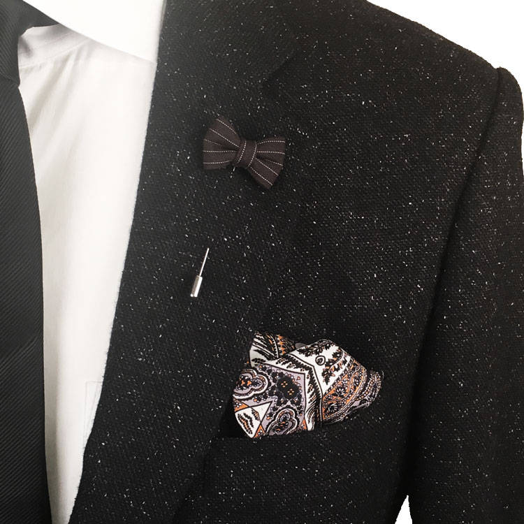 Schwarz Und Weiß Streifen Baumwolle Twill Revers Bowtie Pin von TheAccessorizedMan