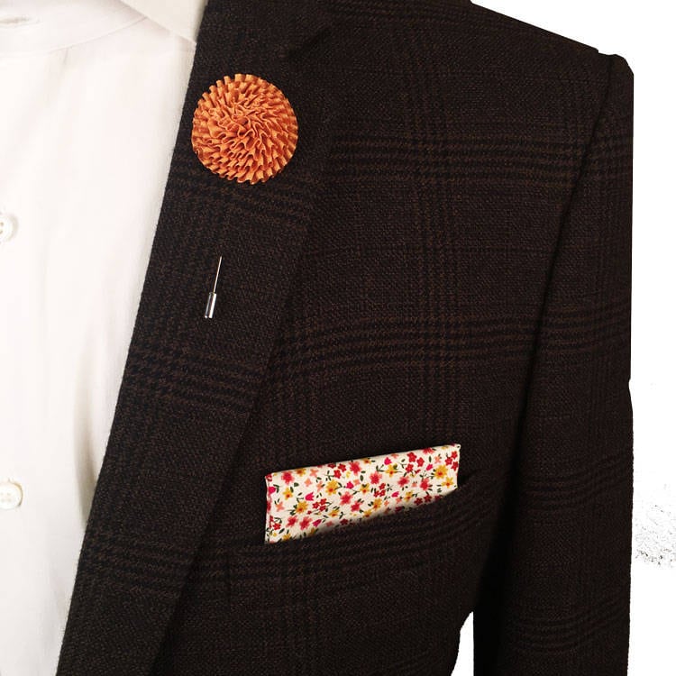 Tan Strukturierte Satin Revers Blume Pin von TheAccessorizedMan