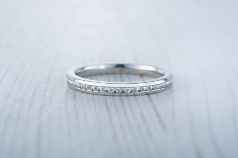 2.5 Mm Breiter Voller Eternity Ring Mit Diamanten Oder Weißen Saphiren in Weißgold Titan - Ehering Verlobungsring von TheAladdinsCave