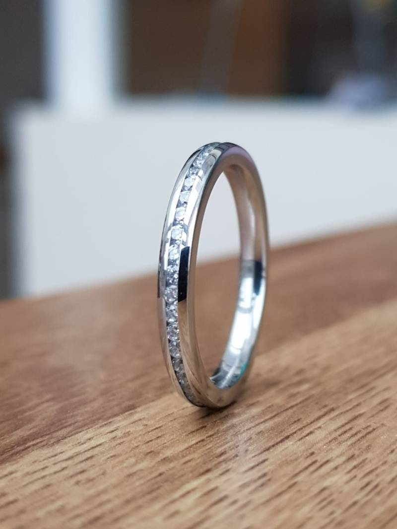 2.5 Mm Breiter Voller Eternity Ring Mit Diamanten Oder Weißen Saphiren in Weißgold Titan - Ehering Verlobungsring von TheAladdinsCave