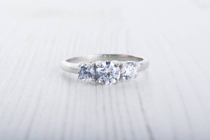 Künstlicher Diamant Simulant 3 Stein Trilogy Ring, Erhältlich in Sterling Silber , Weissgold Oder Titan - Verlobungsring Ehering von TheAladdinsCave