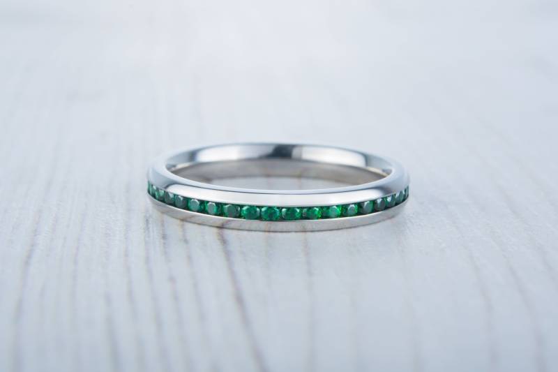 Lab Emerald 3 Mm Breite Voll Eternity Ring/stapelring in Weissgold Oder Titan - Trauring Verlobungsring von TheAladdinsCave