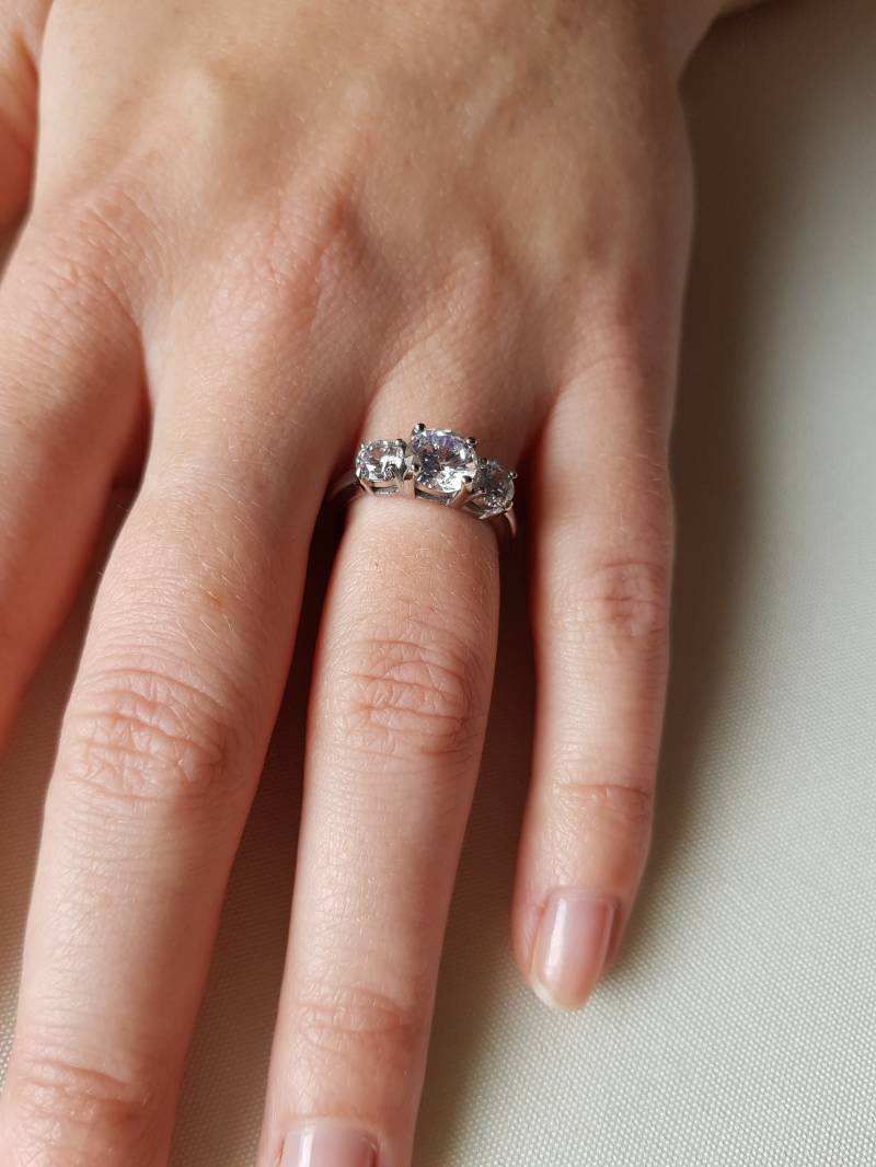 Man Made Diamond Simulant Trilogy Ring Erhältlich in Weißgold Oder Titan - Verlobungsring Ehering von TheAladdinsCave