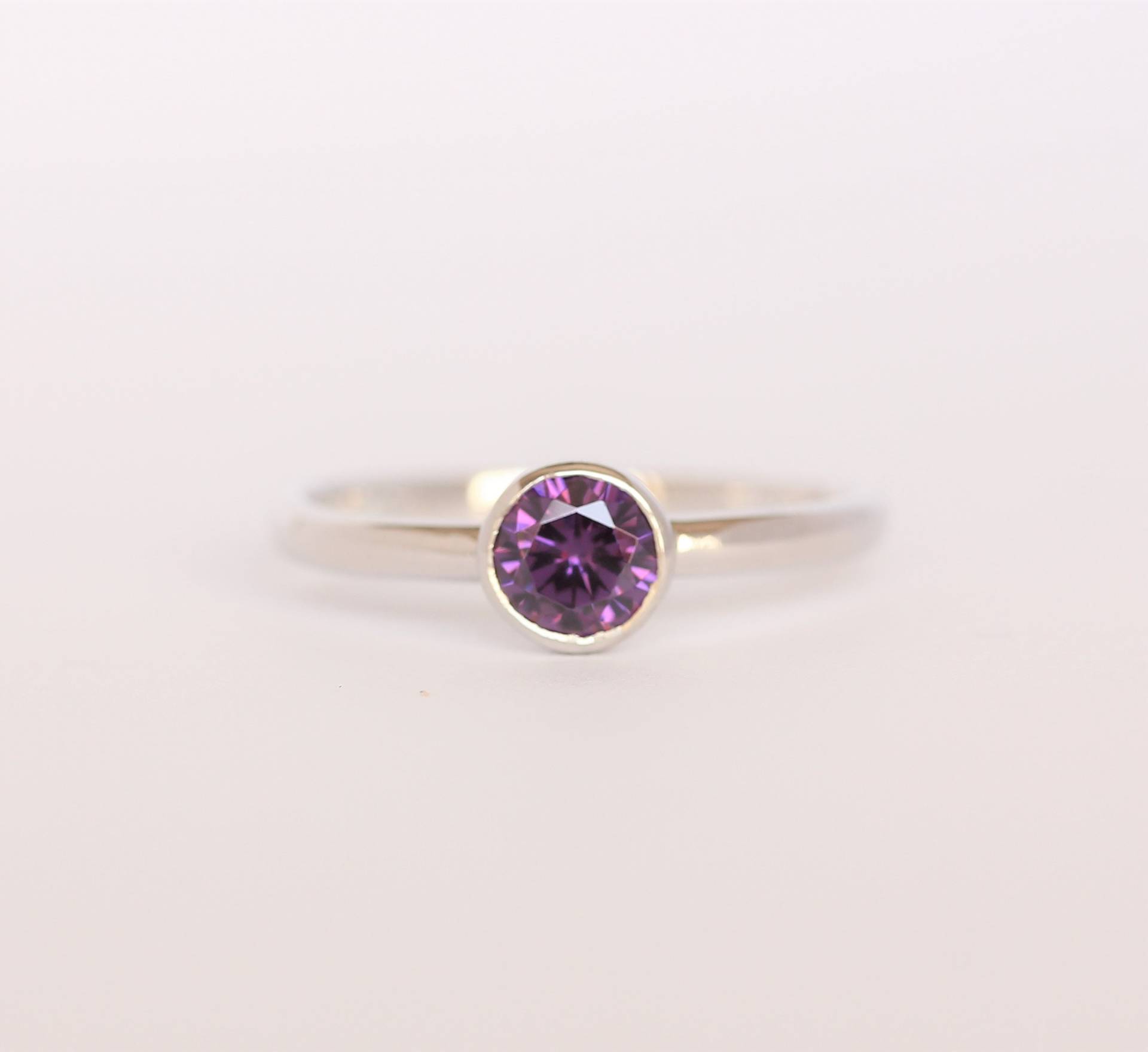 Natürlicher Amethyst Zargenring Solitär Ring - Erhältlich in Weißgold Oder Sterling Silber Handgefertigter von TheAladdinsCave