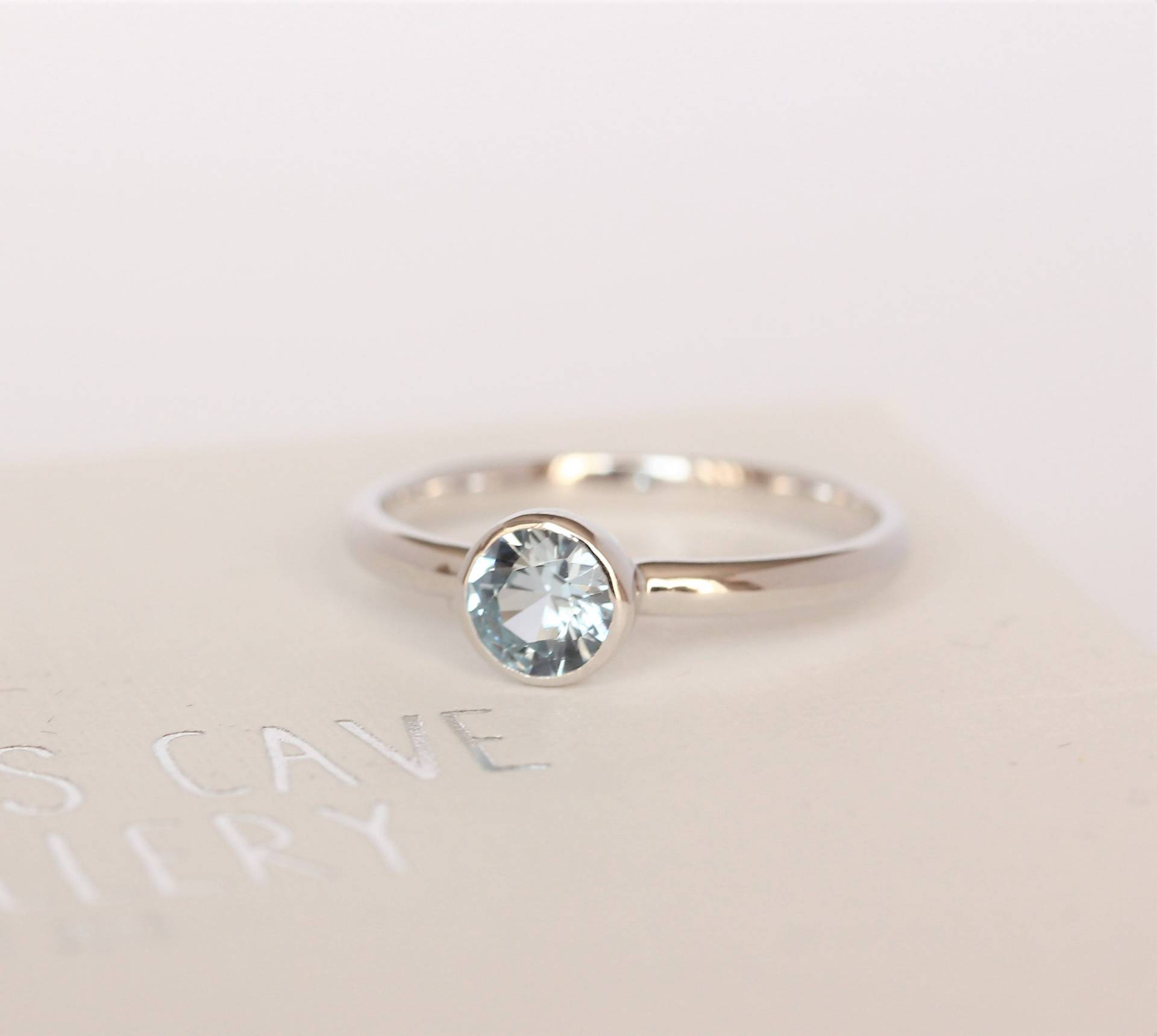 Natürlicher Aquamarin-Einfassungs-Solitärring - Erhältlich in Weißgold Oder Sterlingsilber Handgefertigter Ring von TheAladdinsCave