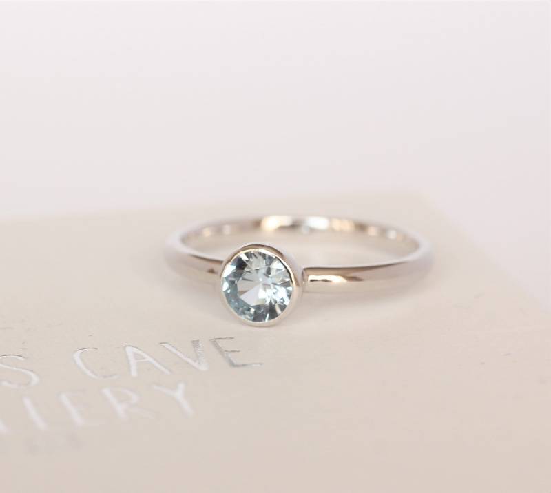 Natürlicher Aquamarin-Einfassungs-Solitärring - Erhältlich in Weißgold Oder Sterlingsilber Handgefertigter Ring von TheAladdinsCave